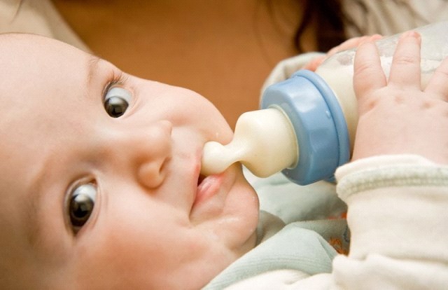 كيفية اقناع الطفل على الرضاعة الصناعية