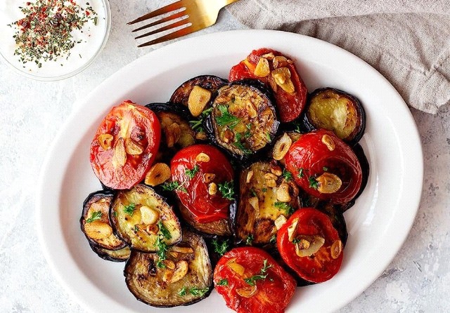 How To Make Delicious Vegan Fried Eggplant With Green Peppers & Tomatoes
