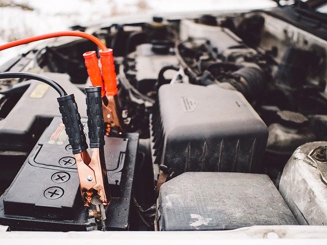 How to charge the car battery with electricity